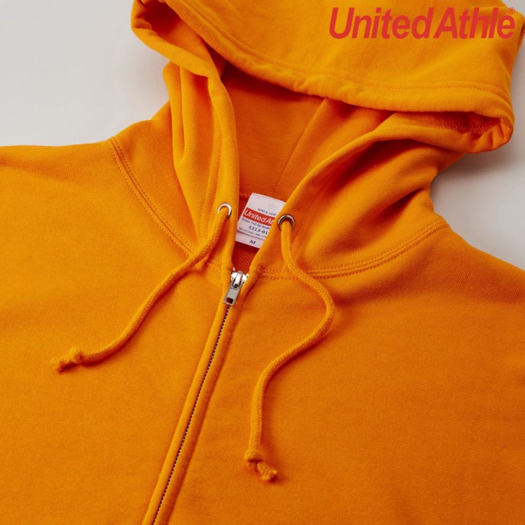 The hood has no front seams so it can be printed, the zipper has hidden zippers and a single slider, and the hood strings are round and the same color as the body.