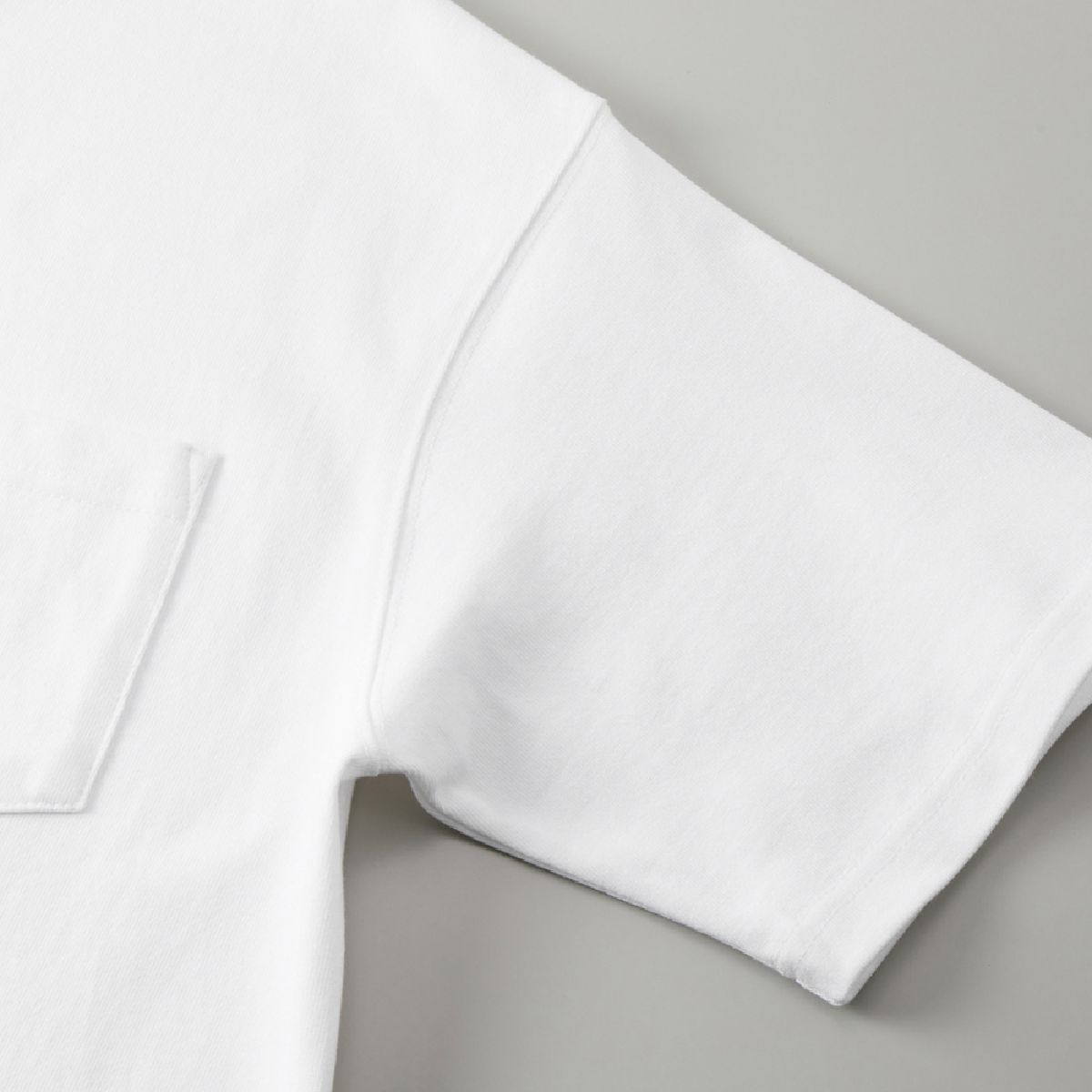 The armholes have two sturdy straddle needles, and the cuffs are rough and thick, so they have two sturdy straddle needles.