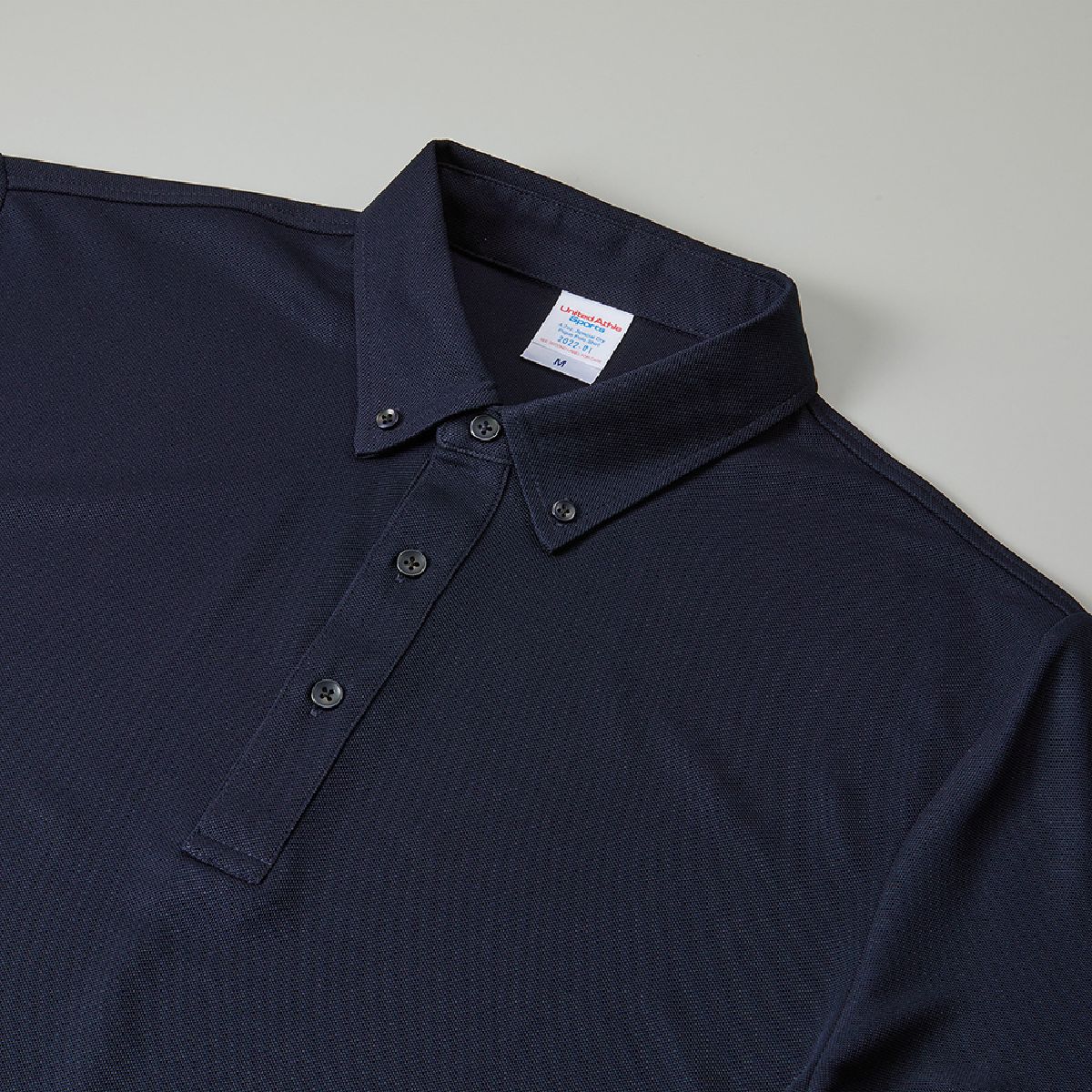 The collar realizes a three -dimensional neck with a co -collar specification of a common fabric