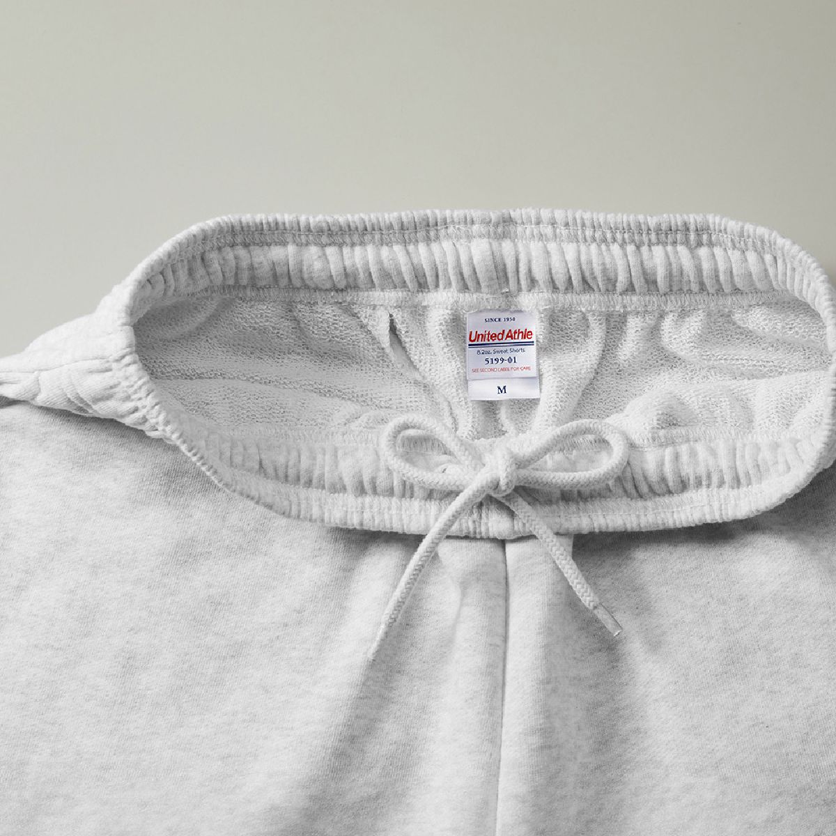 The waist has a adjustable round strap (inside)