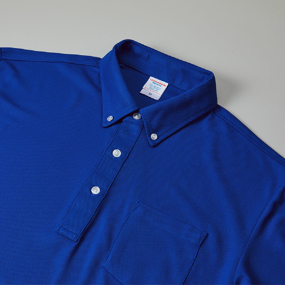 The collar realizes a three -dimensional neck with a co -collar specification of a common fabric