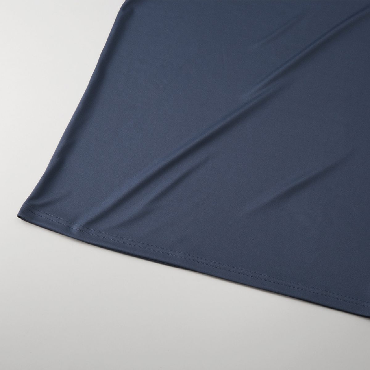 The hem is finished with two needles and two needles after the overlock is removed, giving it a sturdy finish.