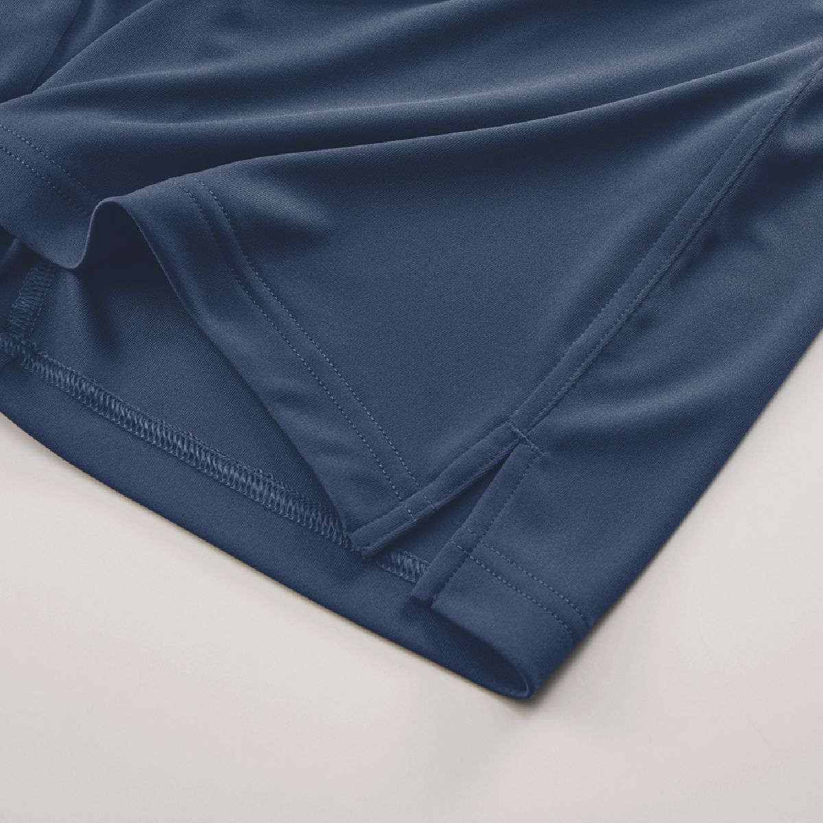 The left and right hems have slits that allow for a wide range of motion