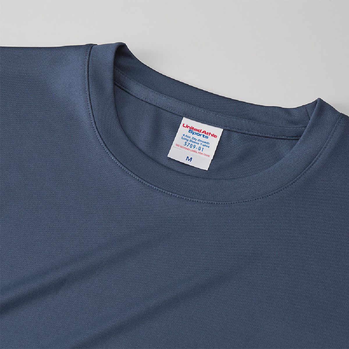 The neck is made of the same fabric, and the koba stitch finish is finished to increase strength.