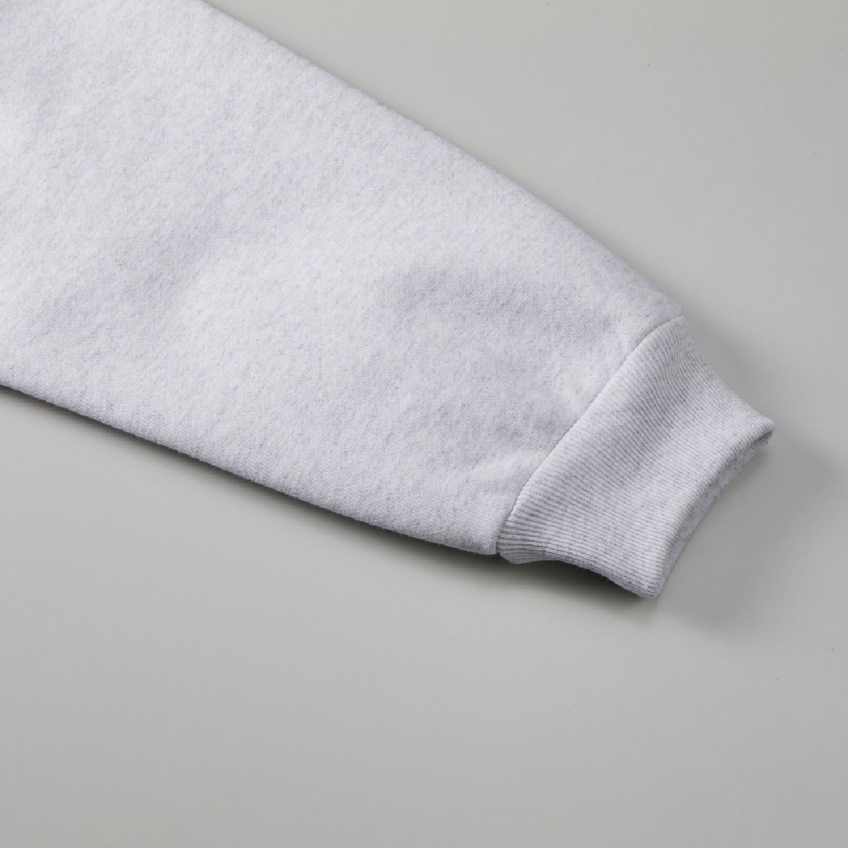 The cuffs are rib specifications, the front is a minimal sewing specification with stitching