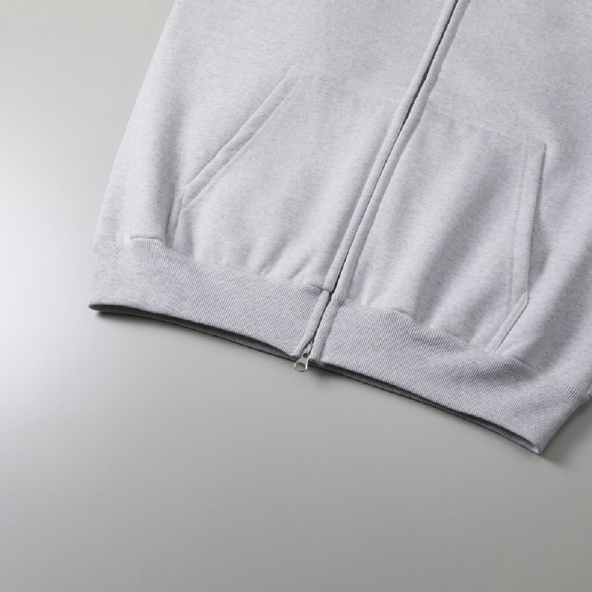 Kangaroo pocket specification, the front of the hem mouth is a minimal sewing specification with stitching