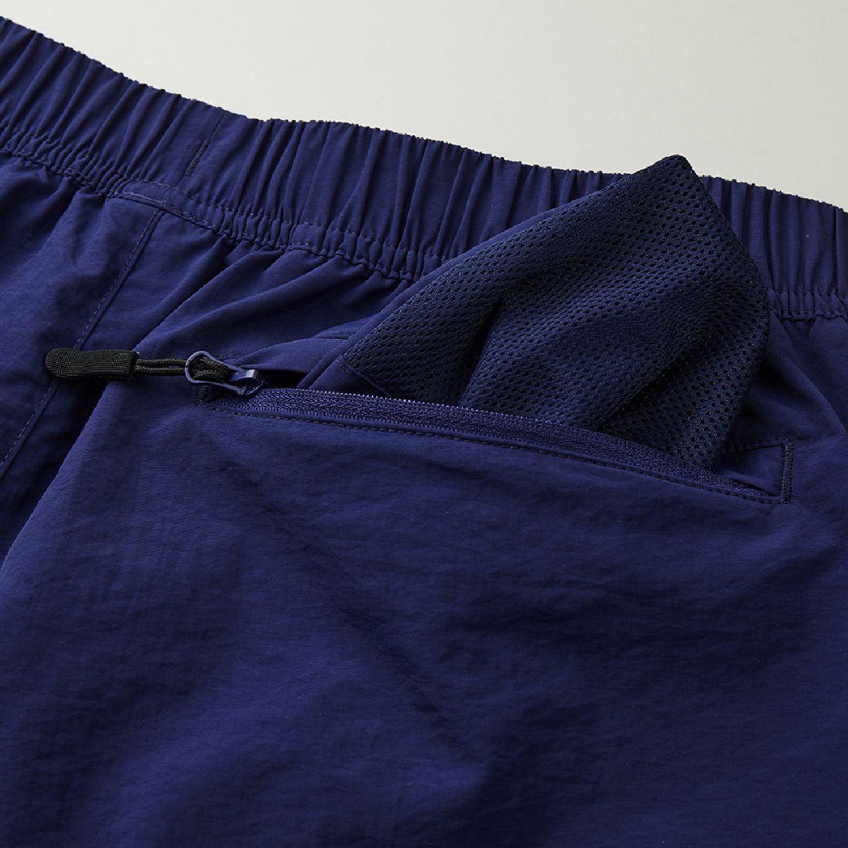 The hip pocket exit is the zipper specification of the back used, and the bag cloth is mesh