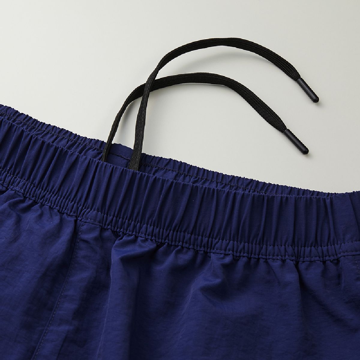 The waist has a adjustable flat string (inside)