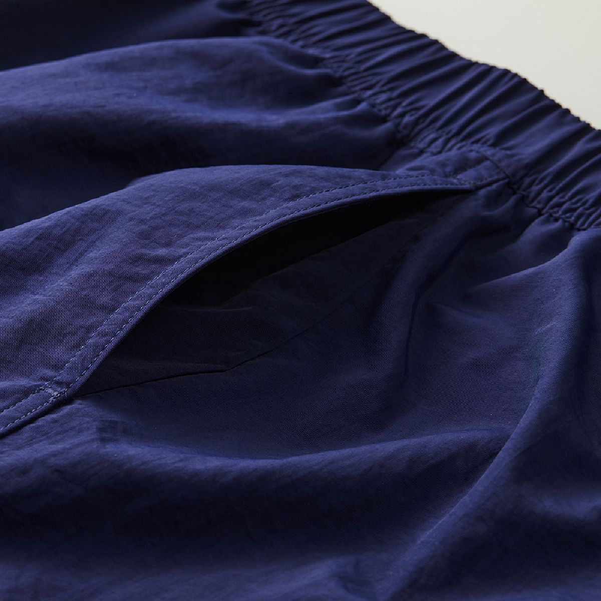 There is a side pocket, one -ball edge pocket specification