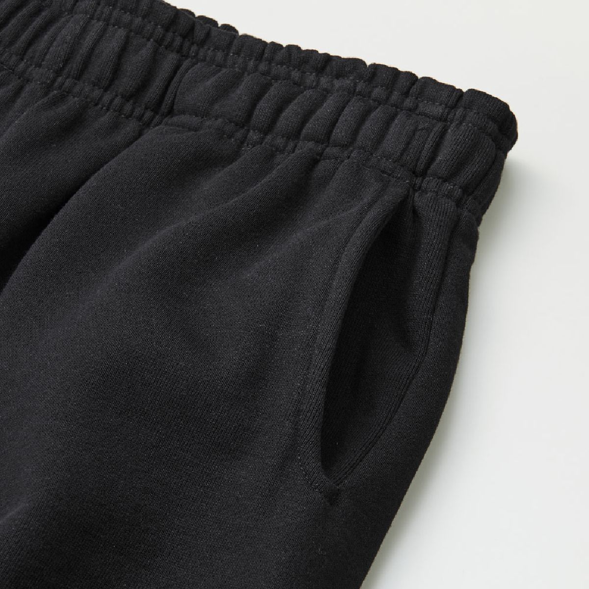 With a side pocket that considers the ease of hand