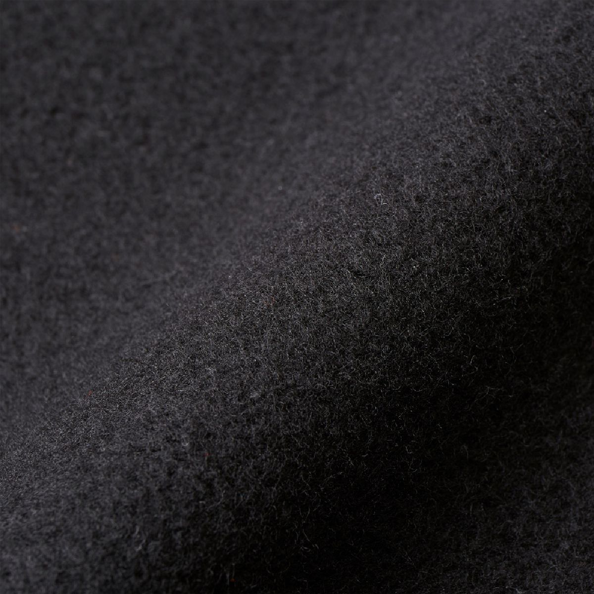 The lining is highly heat retention, and the back brushed that focuses on the fluffy feeling.