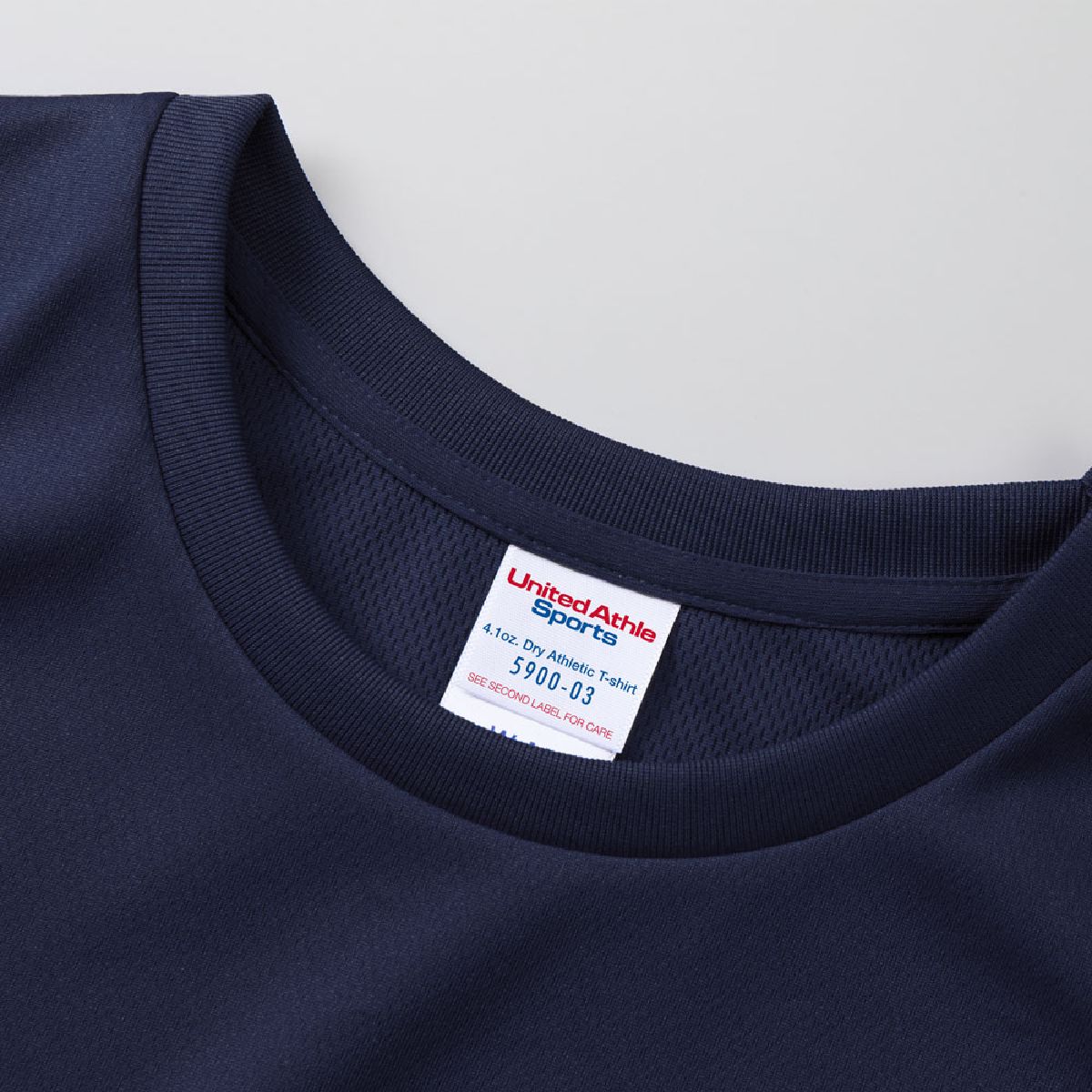 The neck and narrow neck ribs that beautifully produce a decollete line