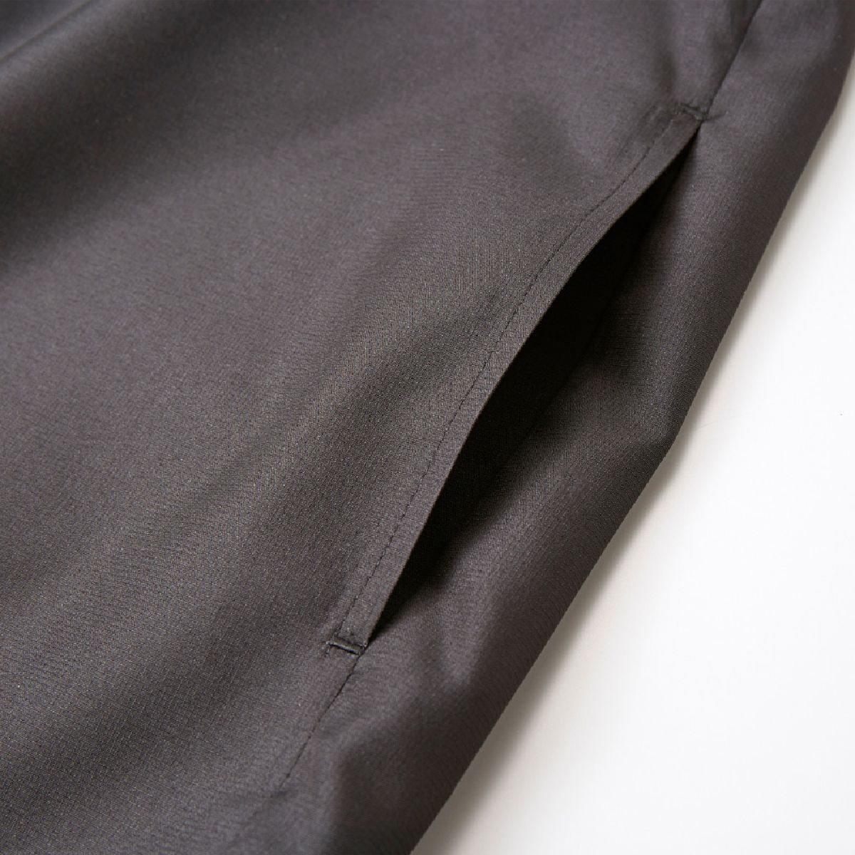 United Athle 7061-01 Micro Ripstop Staff Jacket 13 The side pocket is one -ball edge specification