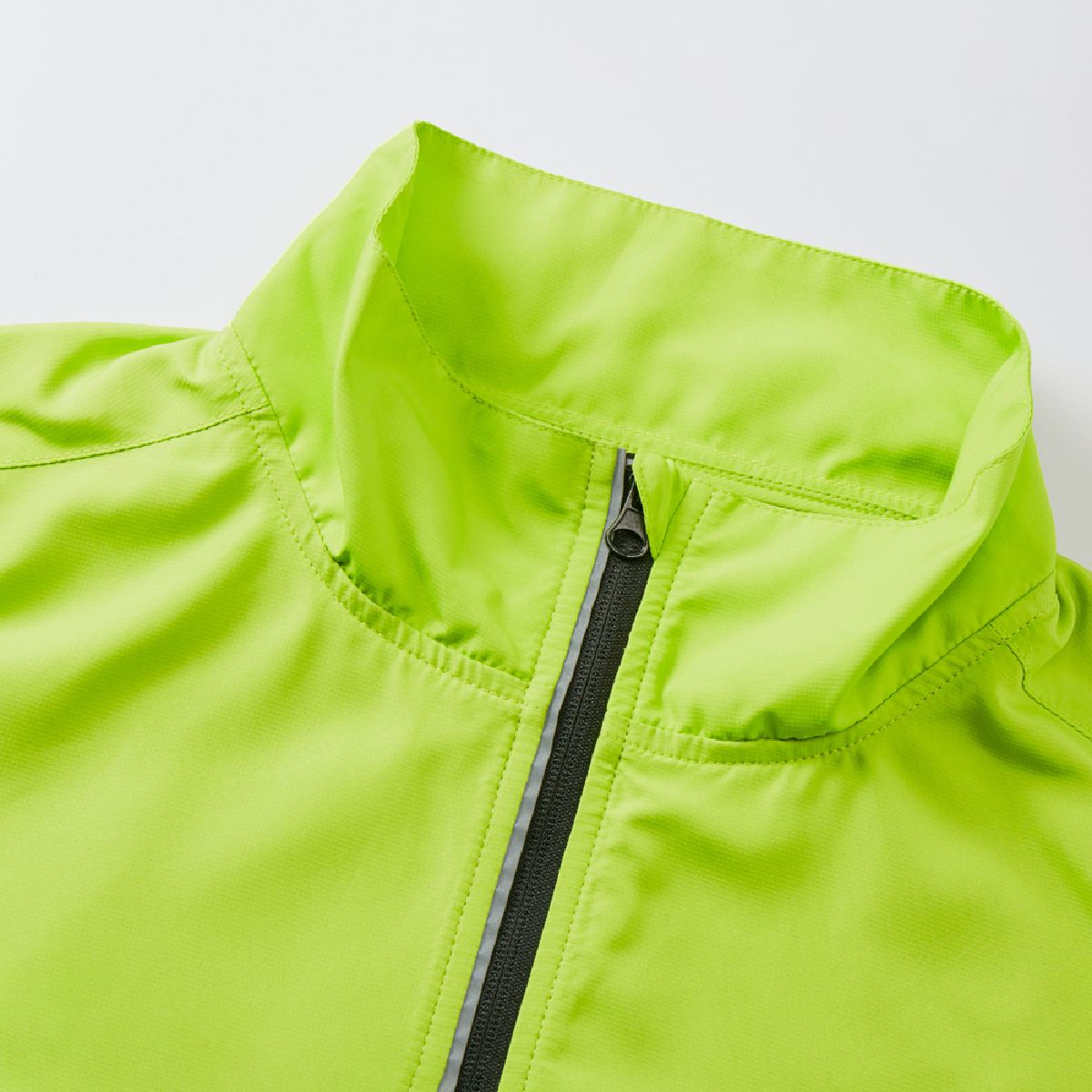 United Athle 7068-01 Lined Micro Ripstop Stand Jacket 9 The collar is a stand color, a chin guard specification that protects the chin, and a reflector tape