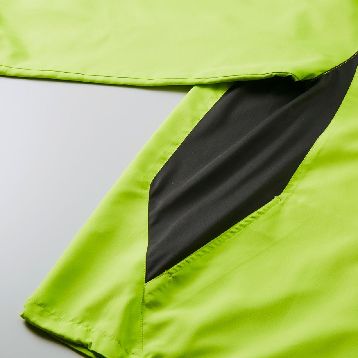 United Athle 7068-01 Lined Micro Ripstop Stand Jacket 11 The armpit is made of stretch fabric to prevent movement, and both sides have convenient pockets.