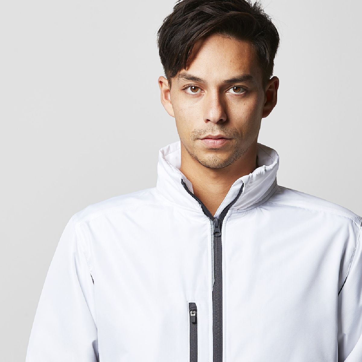 United Athle 7069-01 Lined Micro Ripstop Hooded Jacket 12 The collar is with a stand color reflector tape, the zipper is a single slider