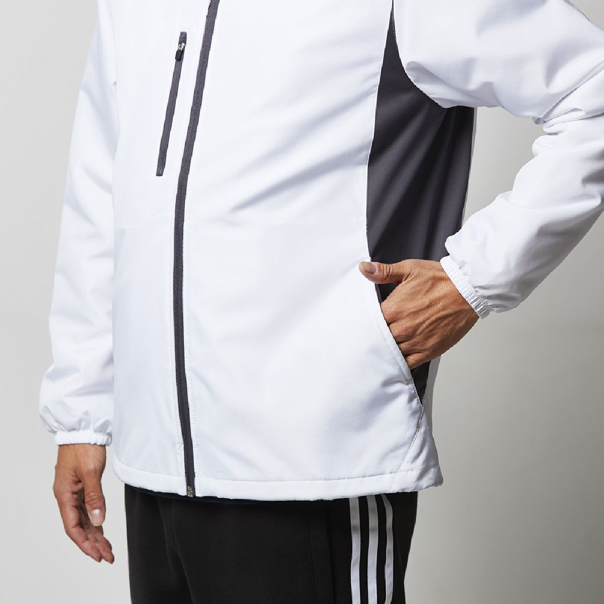 United Athle 7069-01 Lined Micro Ripstop Hooded Jacket 16 Convenient pockets on both sides, shirring specifications that prevent cold air from entering.