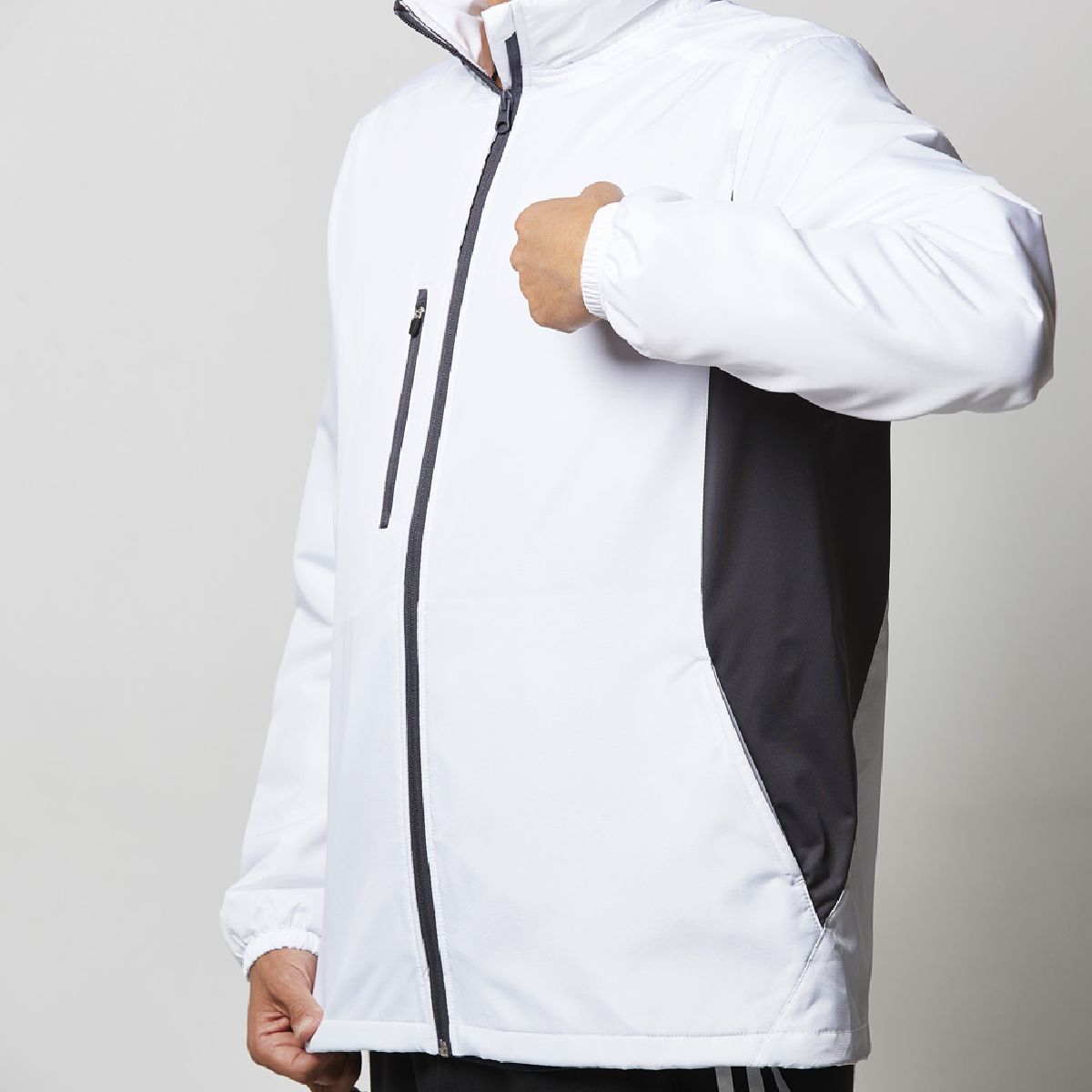 United Athle 7069-01 Lined Micro Ripstop Hooded Jacket 17 Adopts a stretch dough that does not hinder movement under the armpit