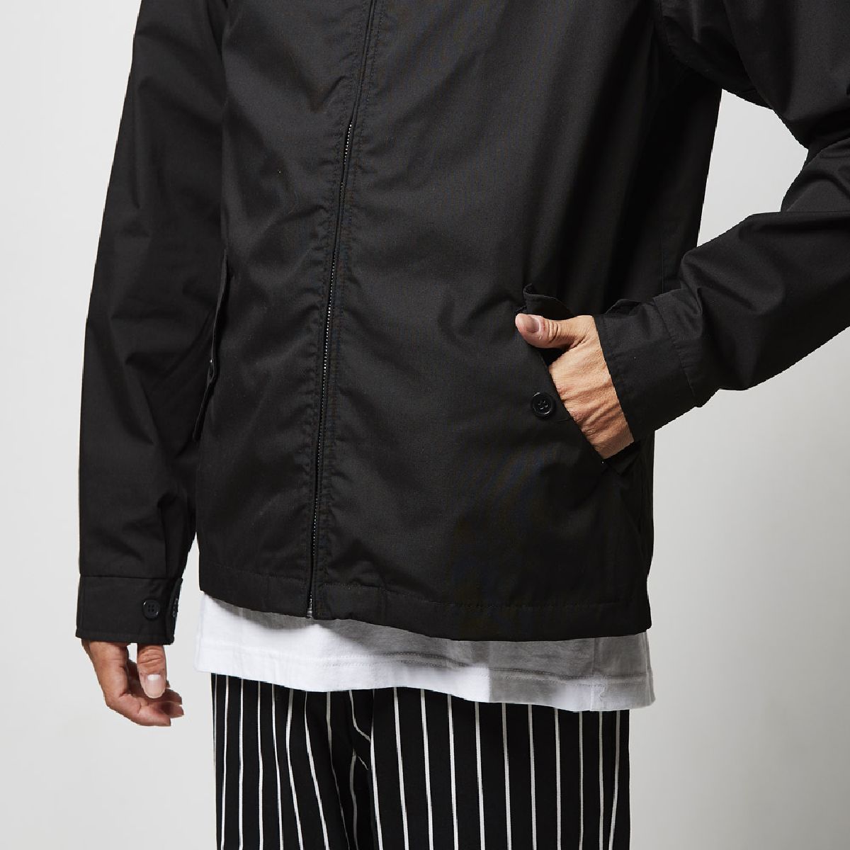 United Athle 7078-01 Works Classic Swing Top Jacket 14 Pocket with flap on the left and right