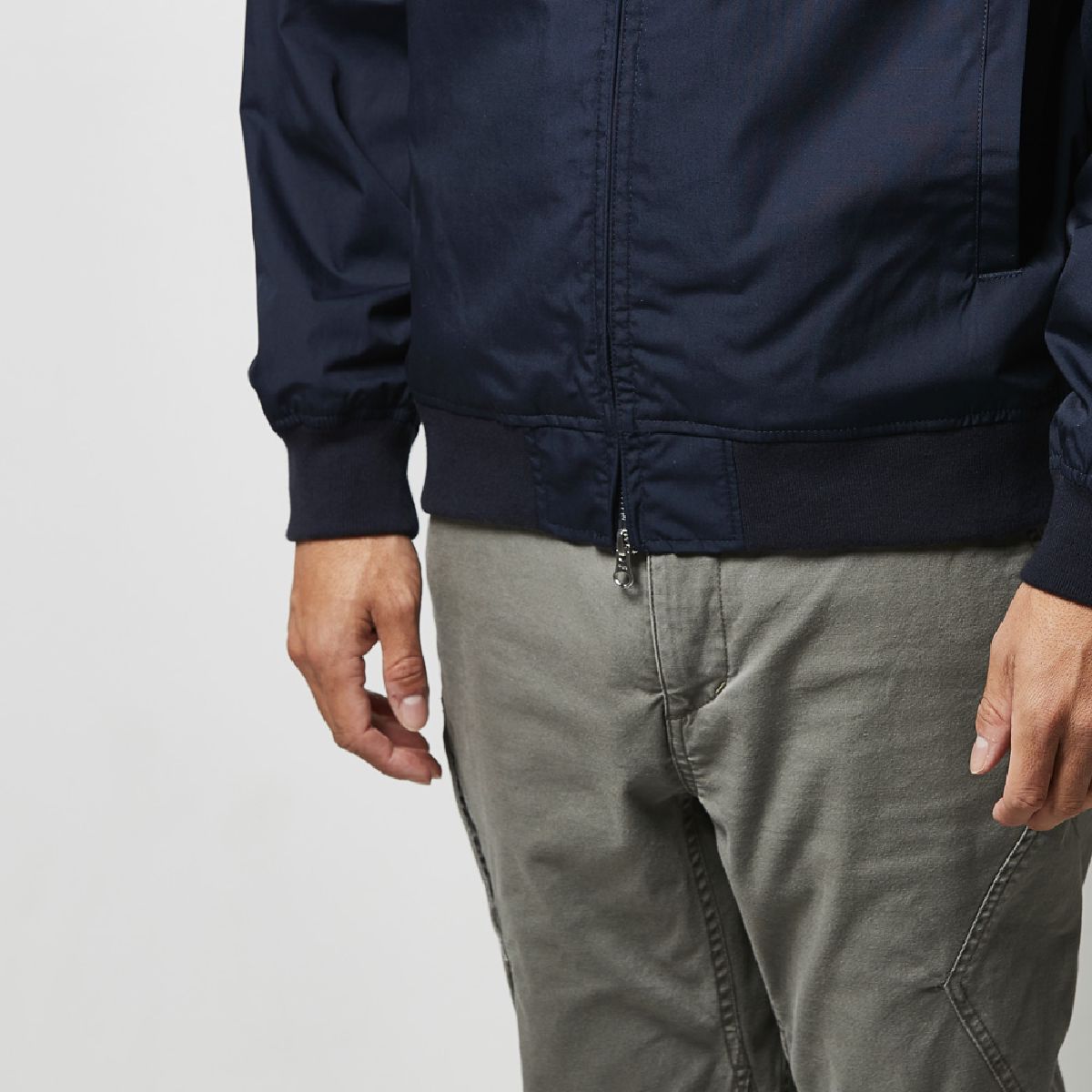 The front zipper is hidden by the denture, a double slider made by YKK, the puller is a DALH type