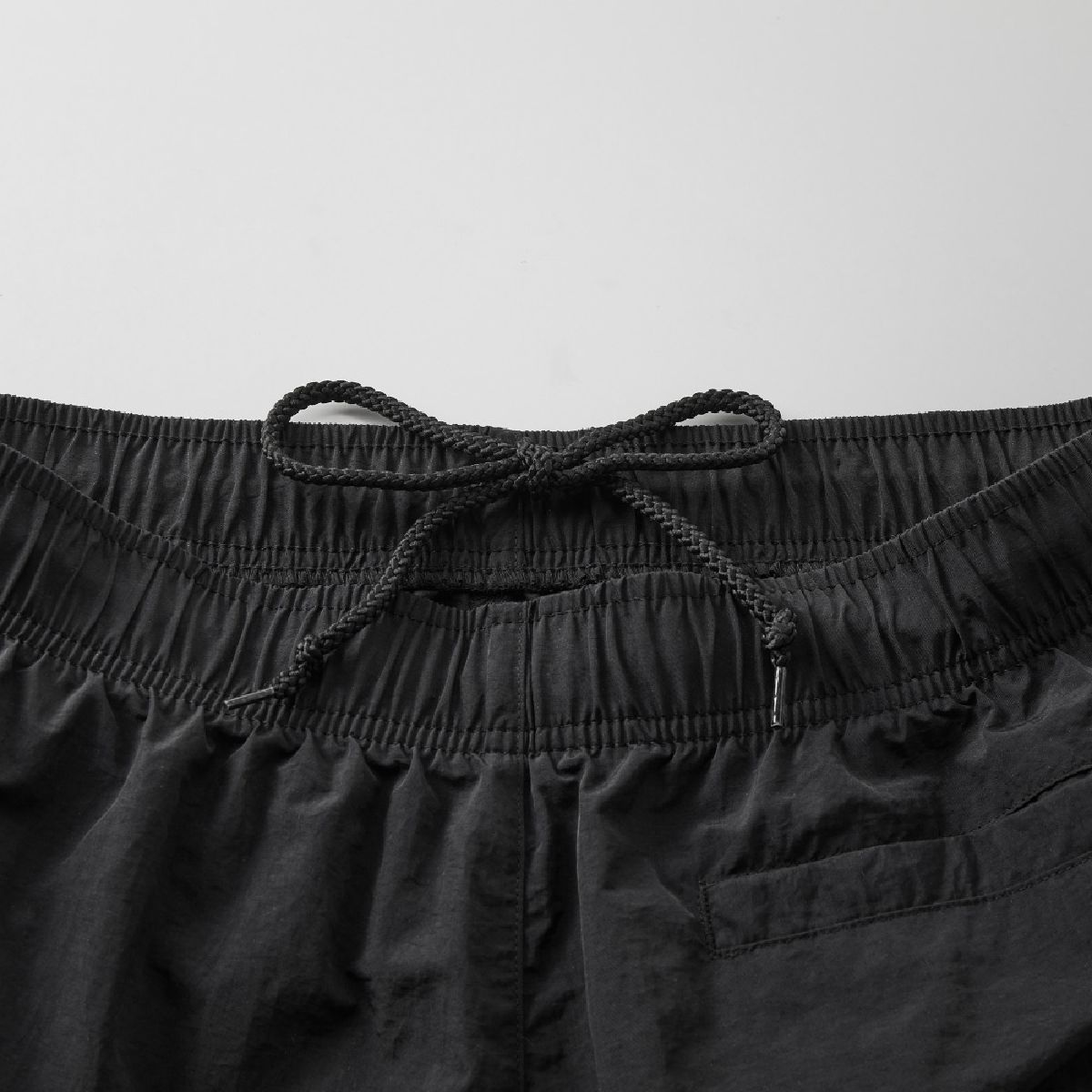 United Athle 7219-01 Cotton-like Nylon Training Pants 8 The waist has a adjustable round strap (inside)