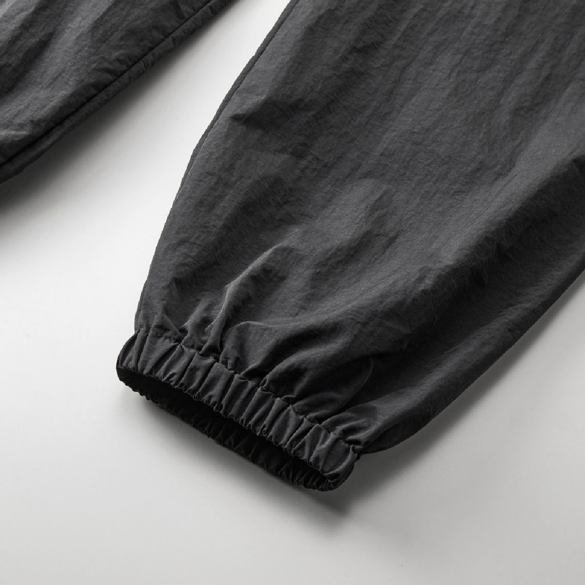 United Athle 7219-01 Cotton-like Nylon Training Pants 9 The hem mouth is a shirring specification with a fit