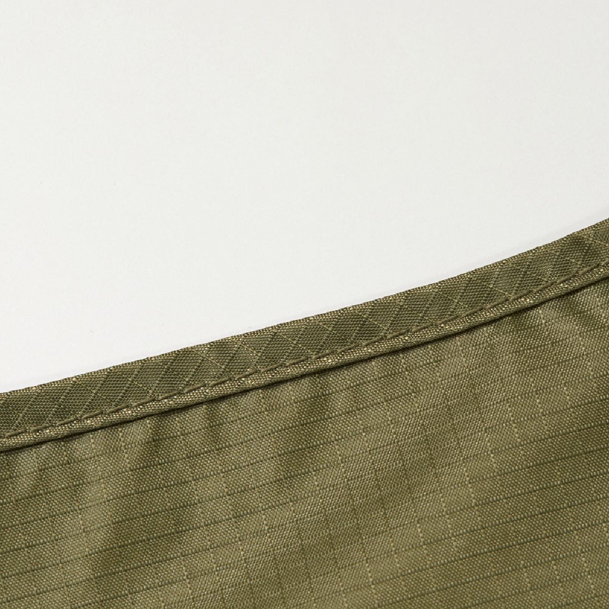 The opening is finished with sturdy piping.