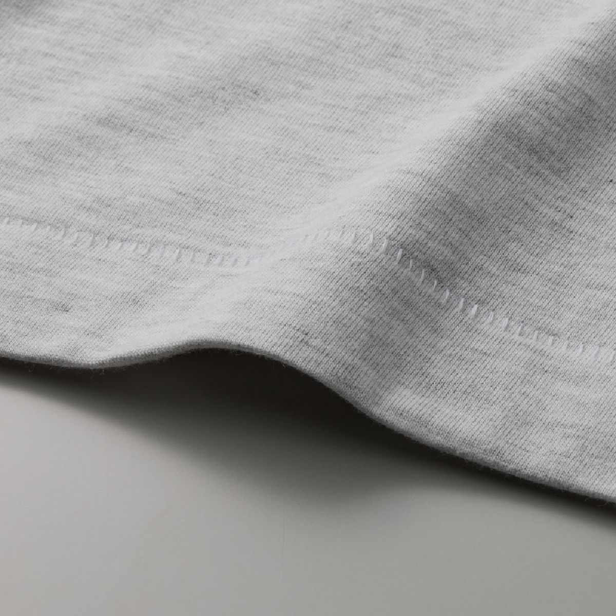 The cuffs and hem mouths are hilled, and long HEM accents