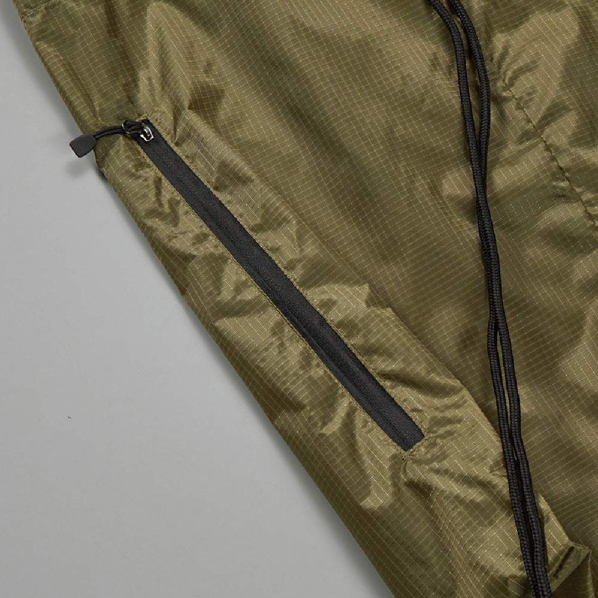 Features a side zipper that allows you to access items even while wearing it on your back.