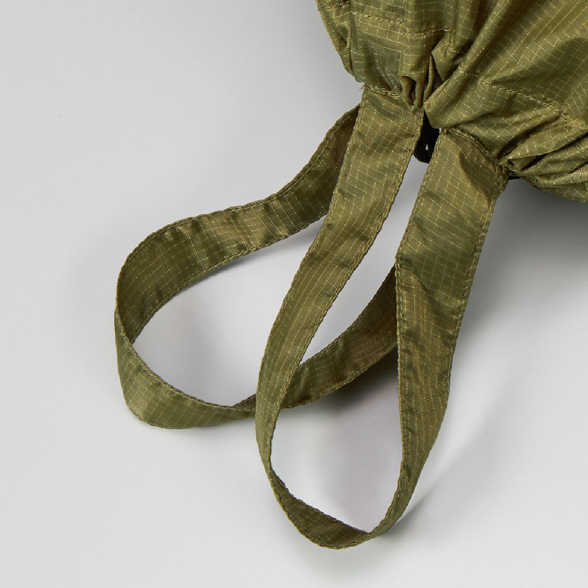 The bag has a handle at the opening.