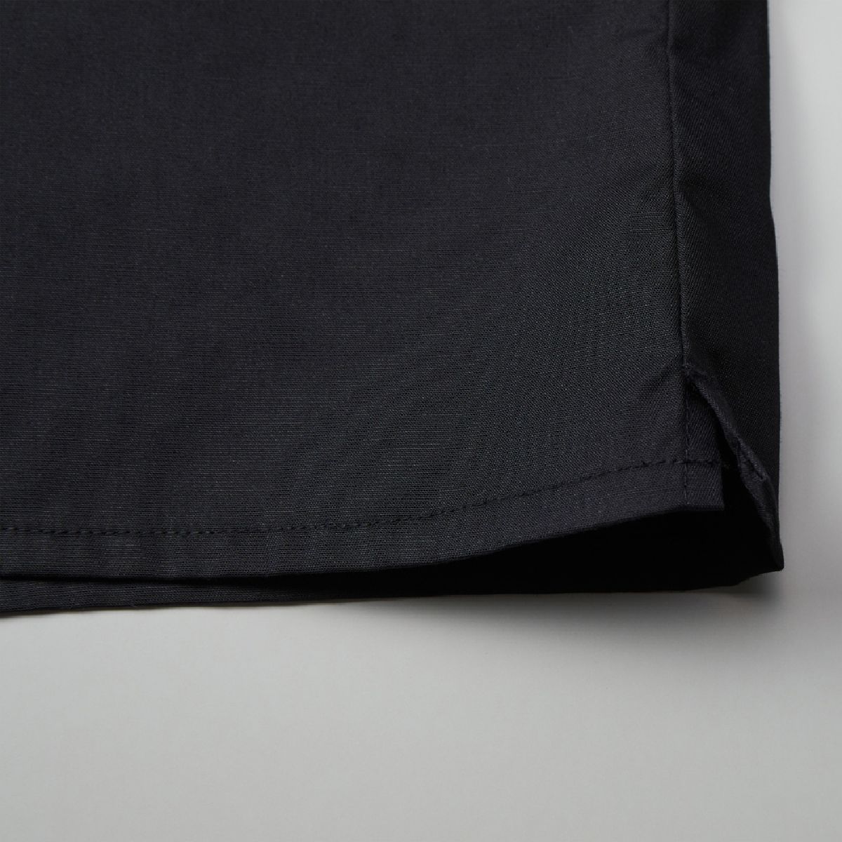 There are slits at the left and right hems.