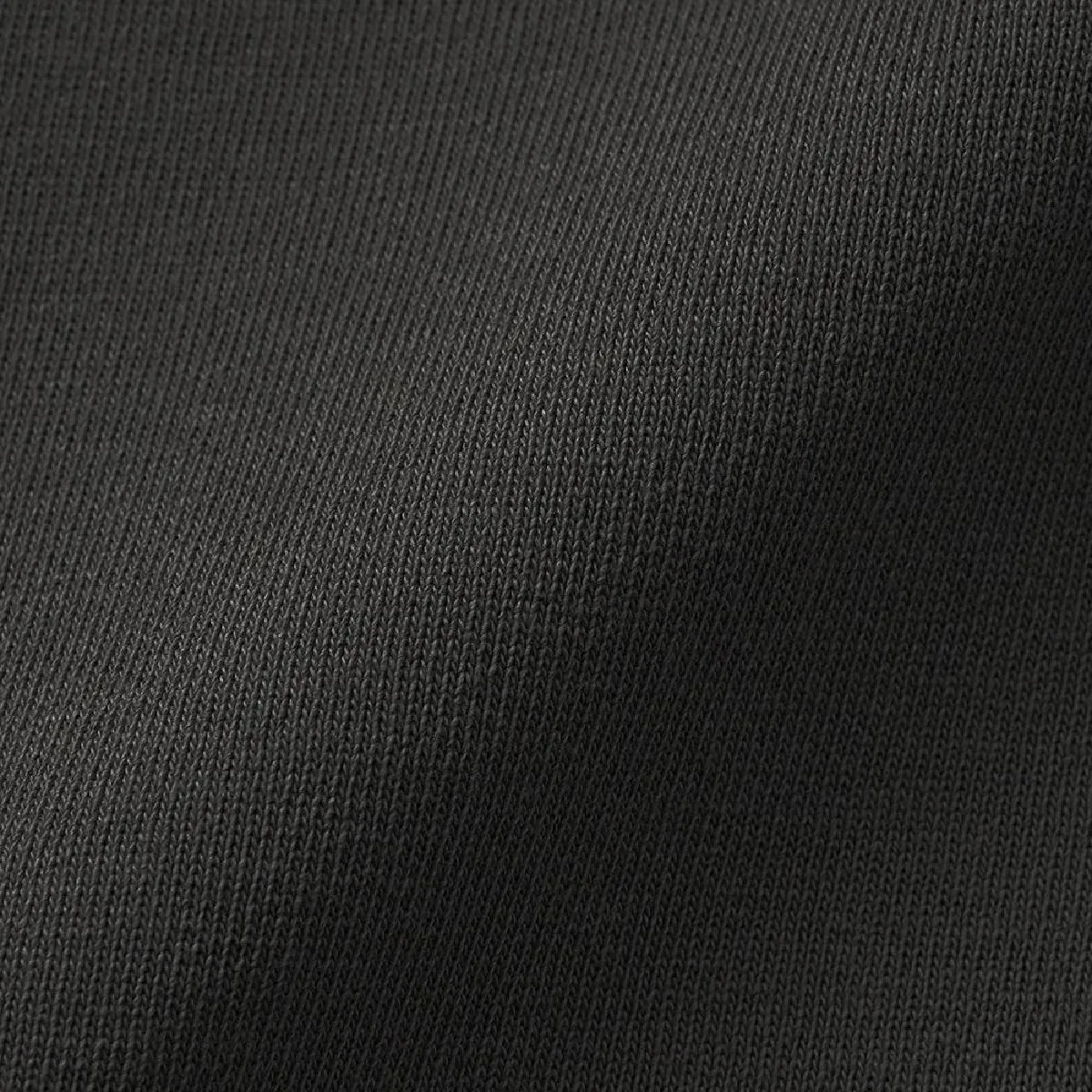An extra-thick fabric with a crisp texture, made with open-end yarn.