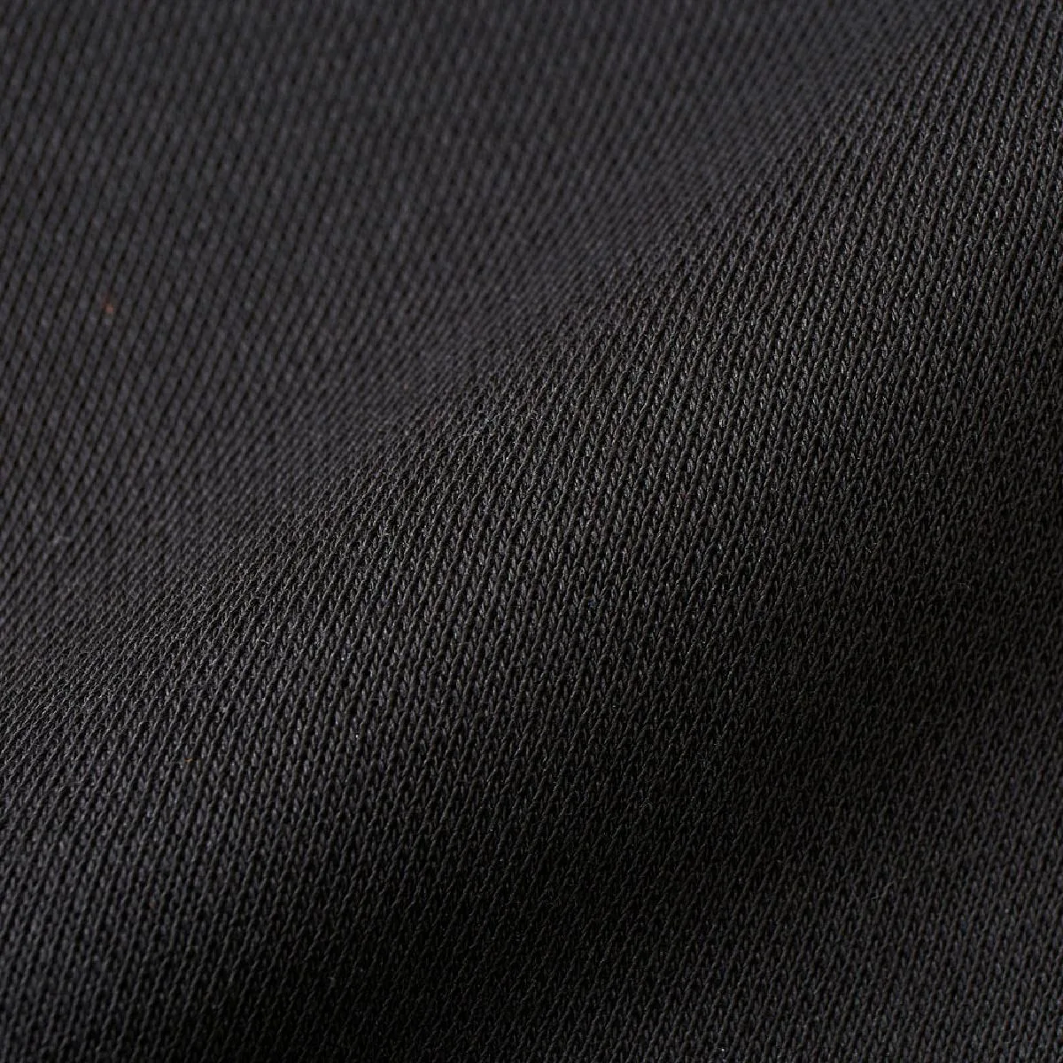 The outer fabric is made of smooth 100% cotton, which reduces bleeding during the printing process.