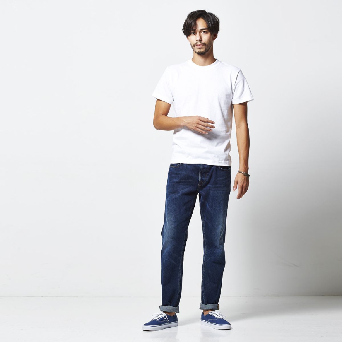 Height 182cm, wearing size S, color 001. White.
