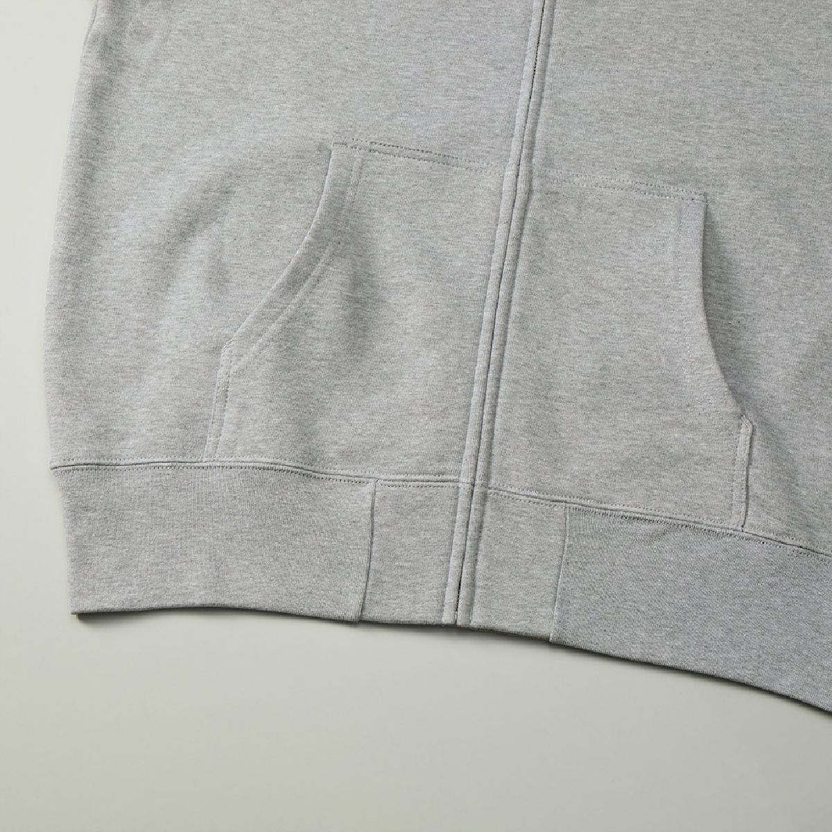 The hem is ribbed.