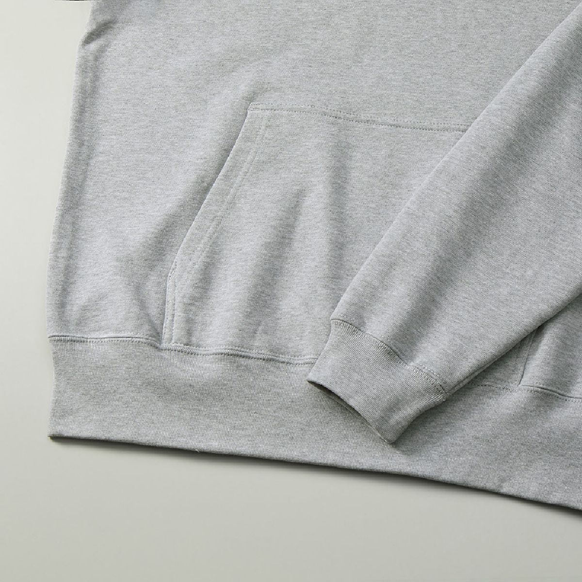 The ribbed cuffs and hem, as well as the body seams, are finished with robust double stitching.