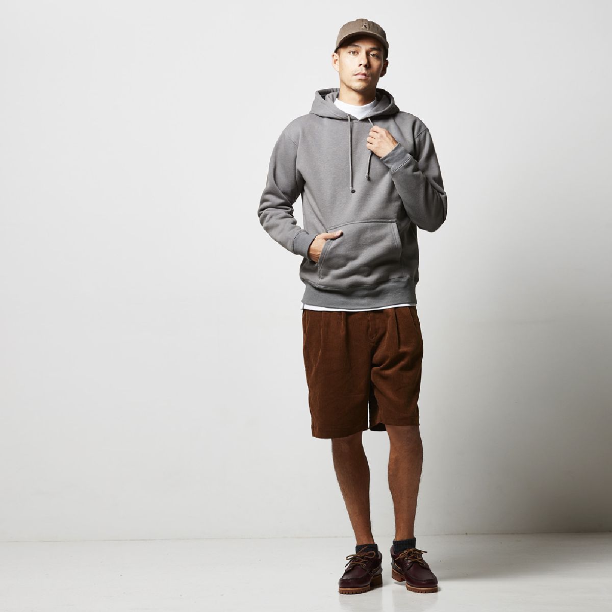 Height 182cm, wearing size L, 175. Cement.