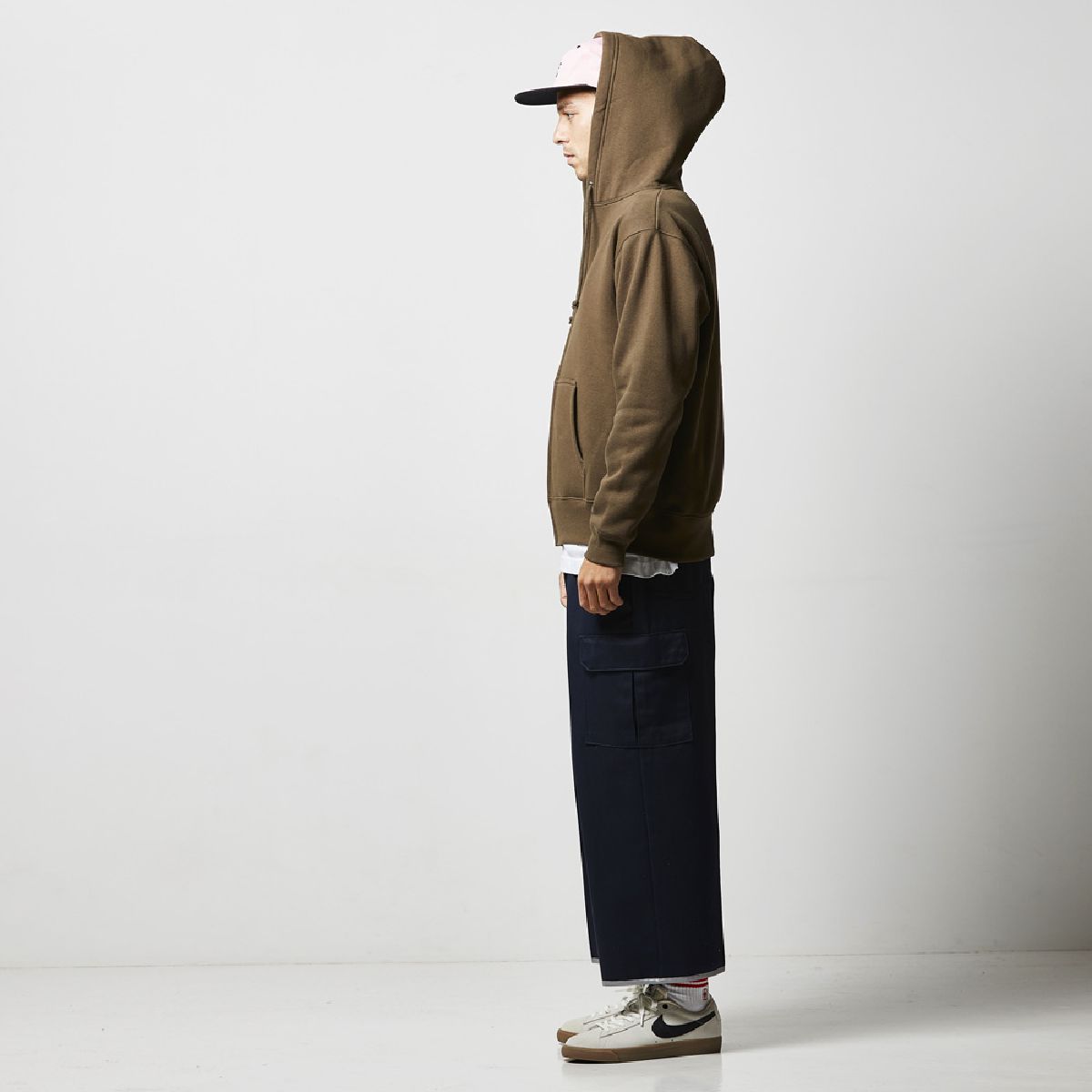 Height 182cm, Size L, Side silhouette (with hood up)