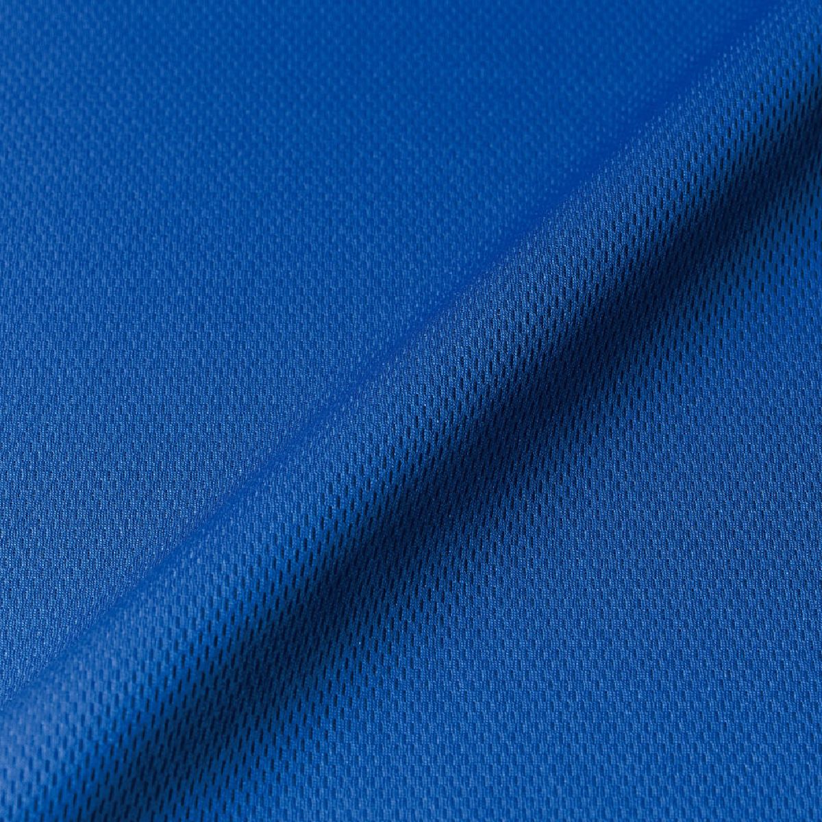 The reverse side has a mesh structure for a smooth and comfortable feel against the skin.