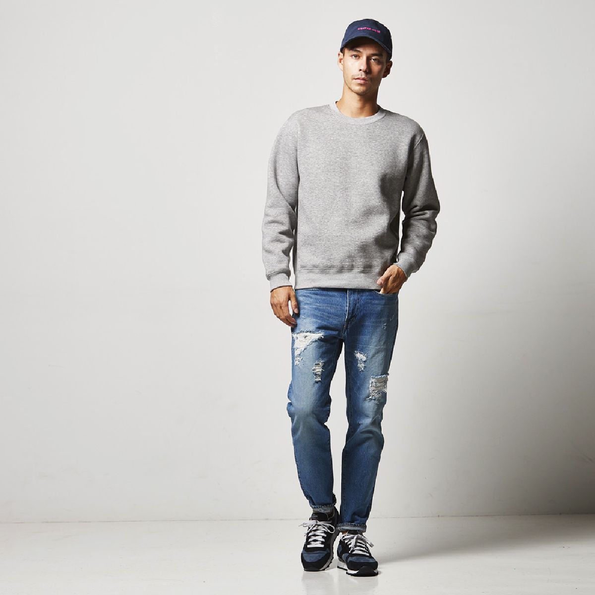 182cm tall, wearing size M, color 714. Heather Gray.
