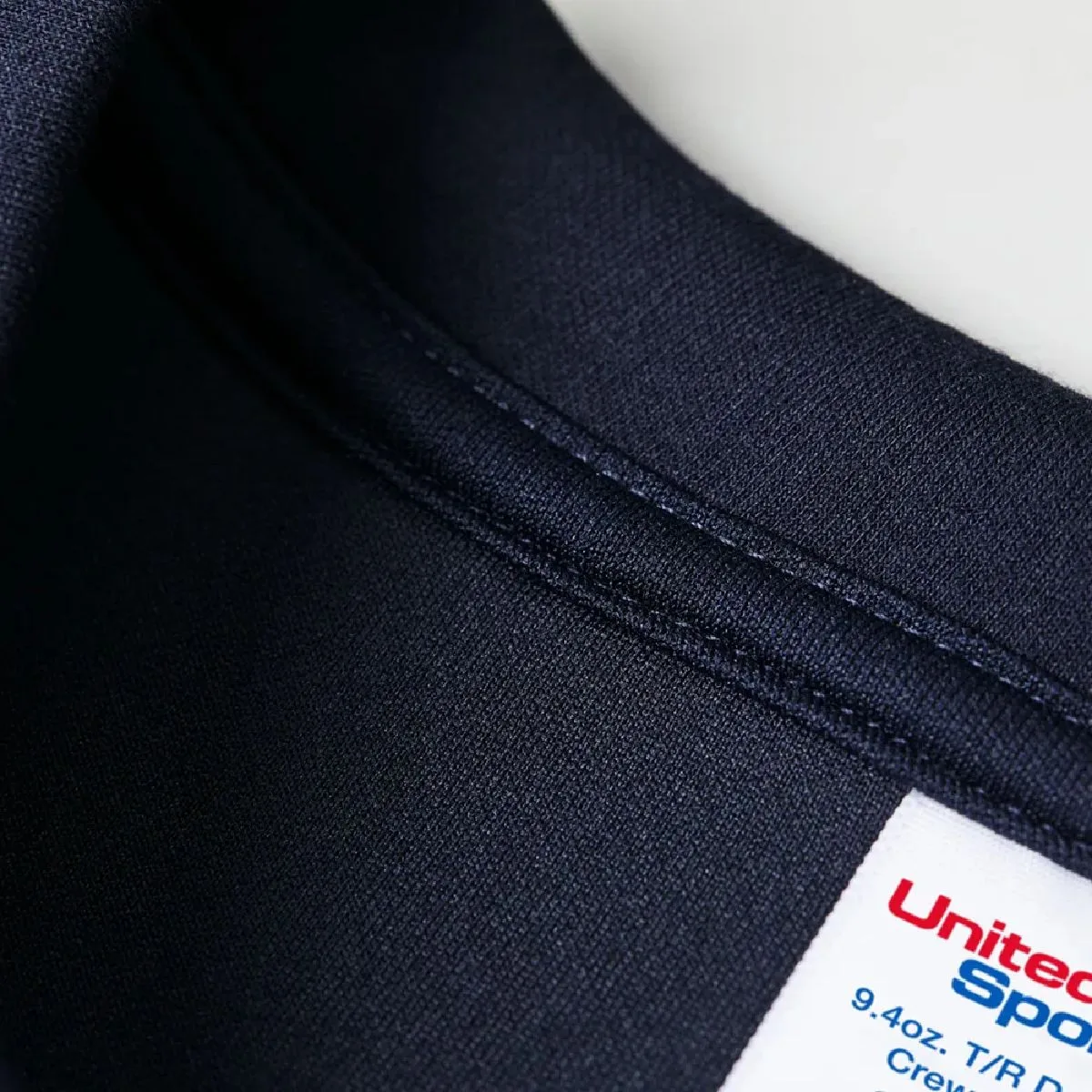 The neckline has a collar-covering tape to prevent it from irritating the skin.