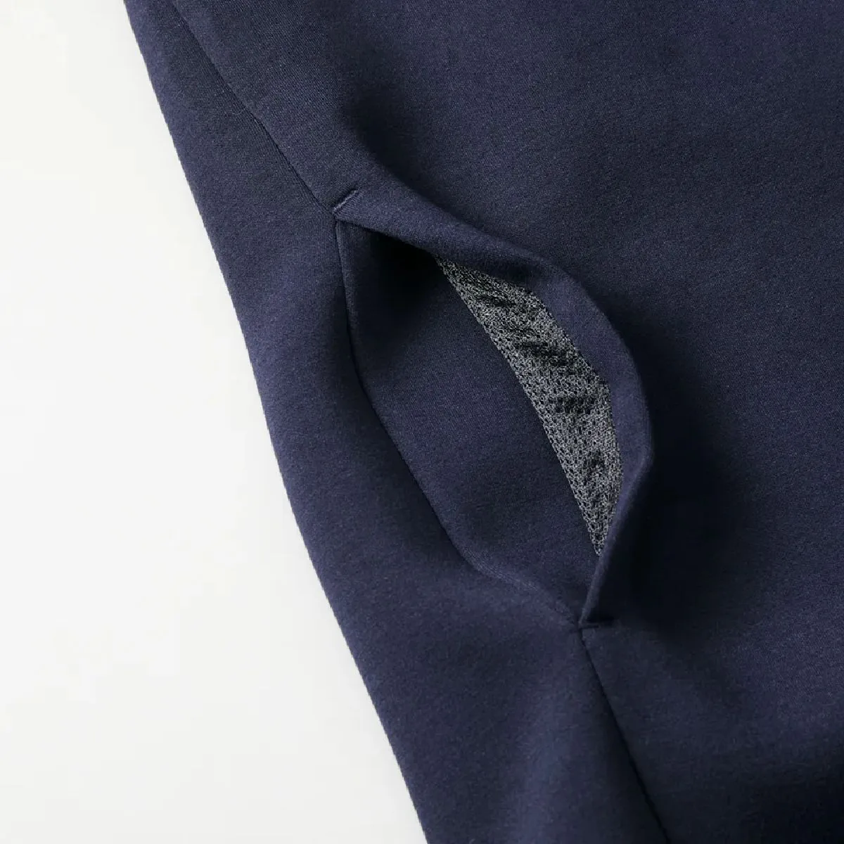The sides feature seam pockets, and the 002. Black, 035. City Green, and 086. Navy versions use black mesh.