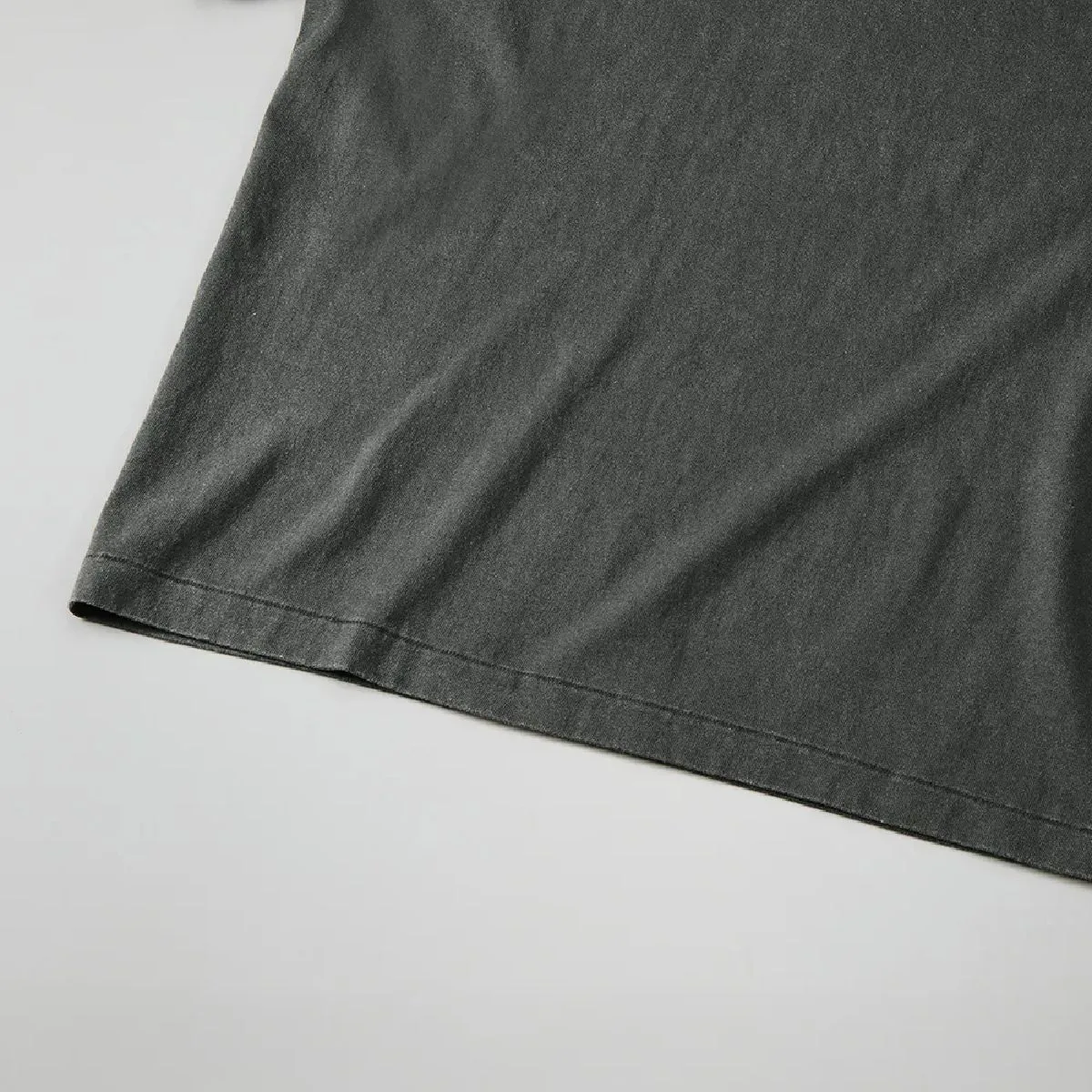 The hem is finished with a single stitch (top and bottom stitch).