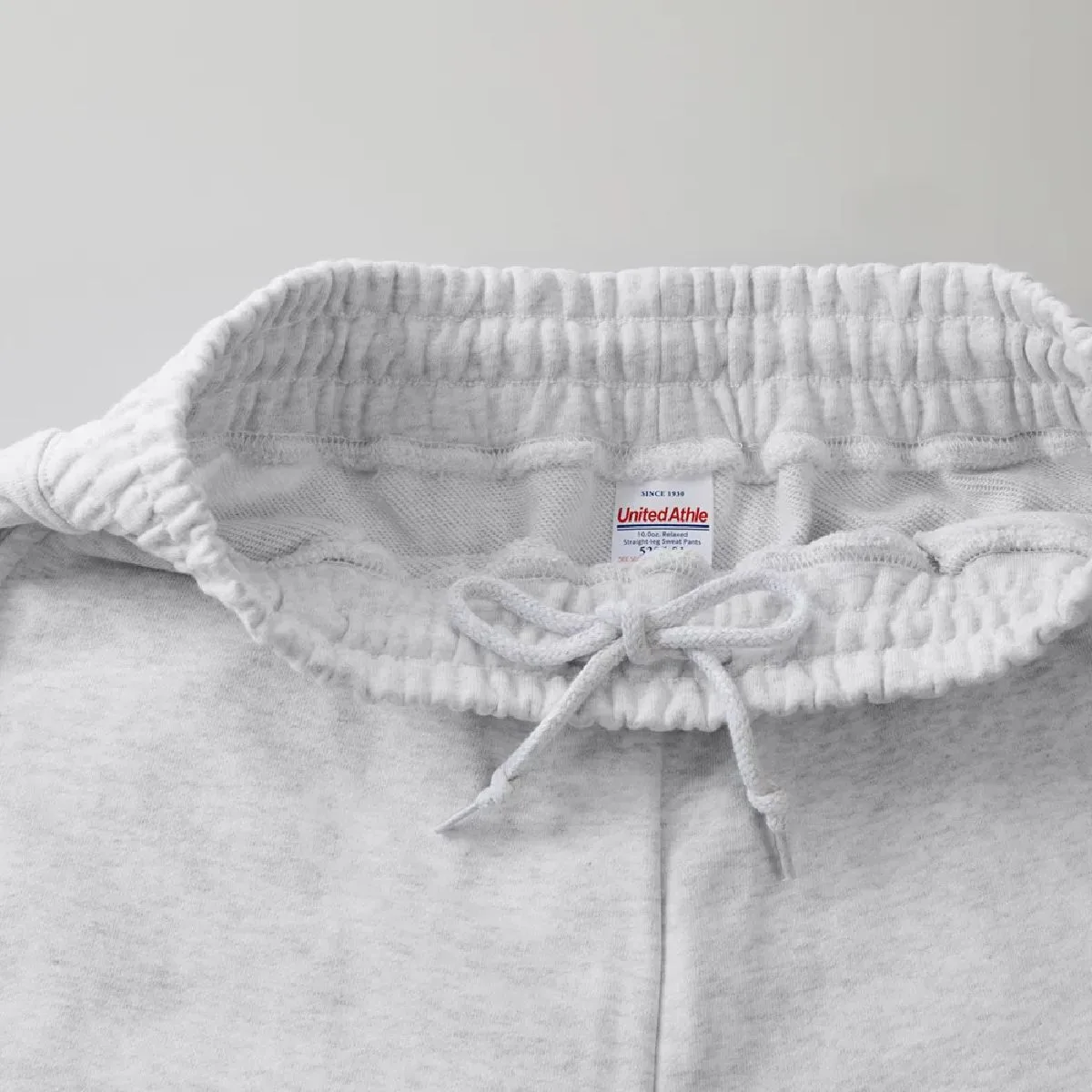 The waist has an adjustable round drawstring (on the inside).