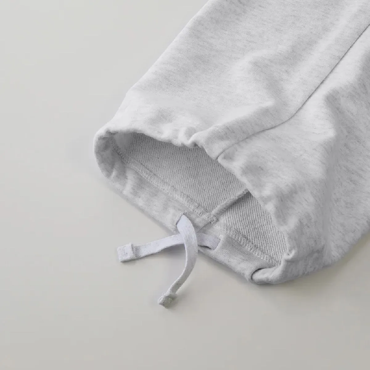 The hem has a flat drawstring, allowing you to adjust the silhouette.