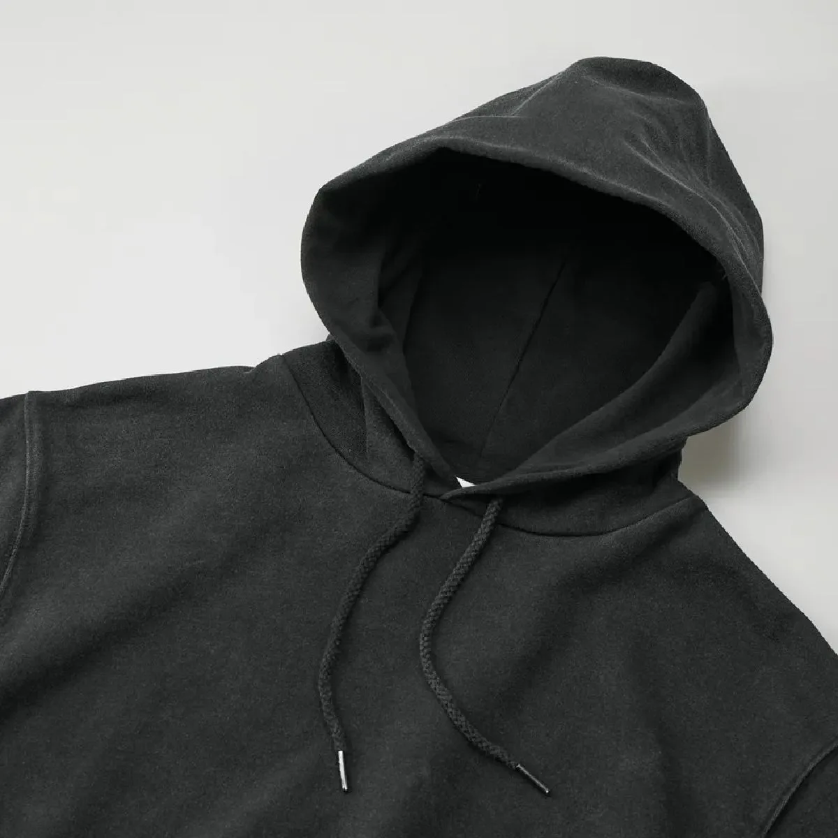 The hood is double-layered and has no front seams, so it can also be printed on.
