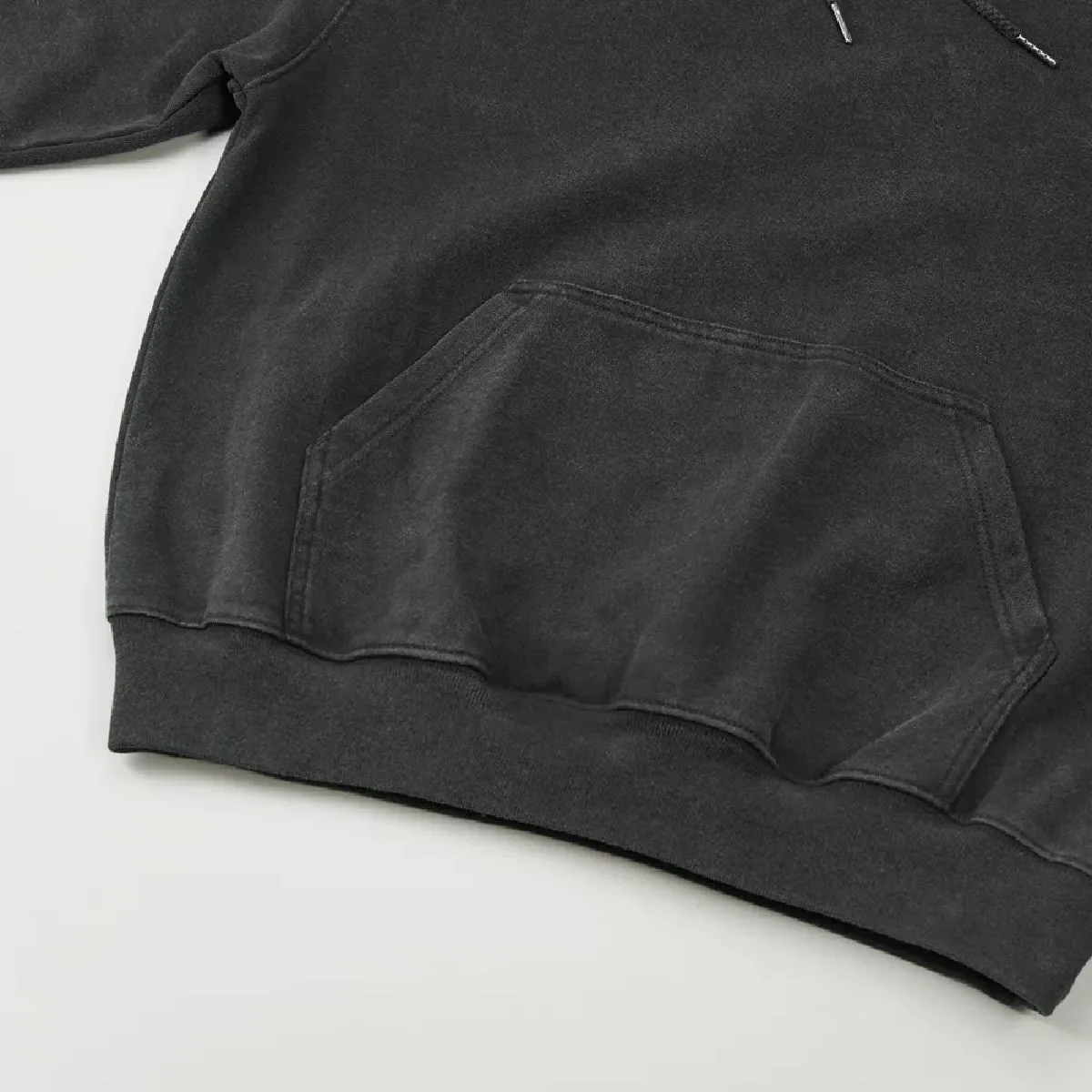 The ribbed cuffs and body seams are finished with a robust double-needle stitching, and the resulting wear marks along the seams create a vintage feel.