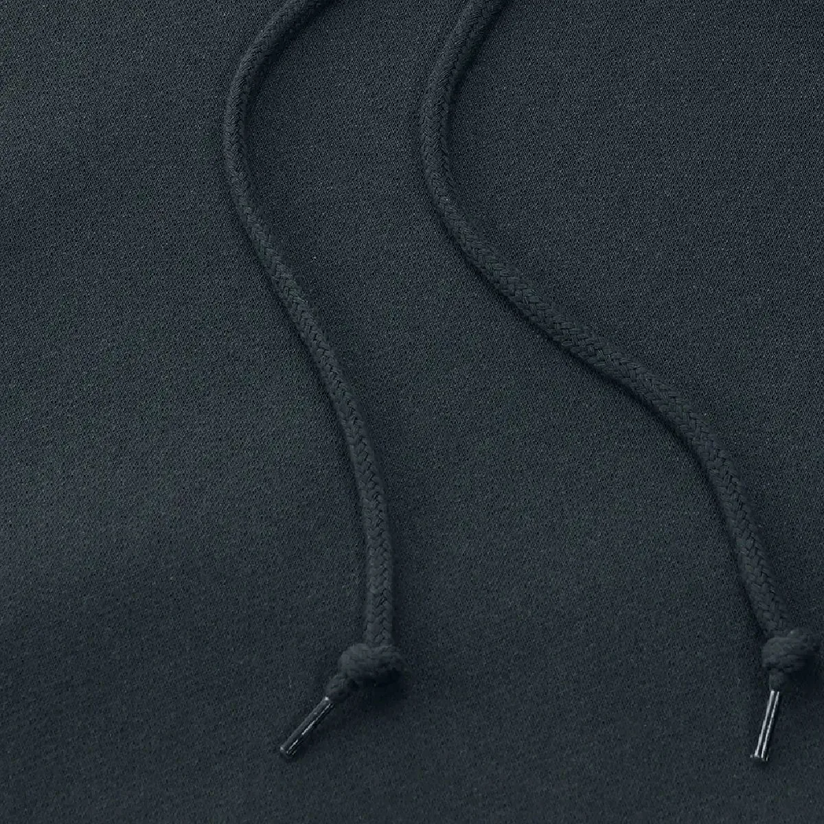 The thick hood drawstring is a round cord in the same color as the body, with a cell tip finish at the end.