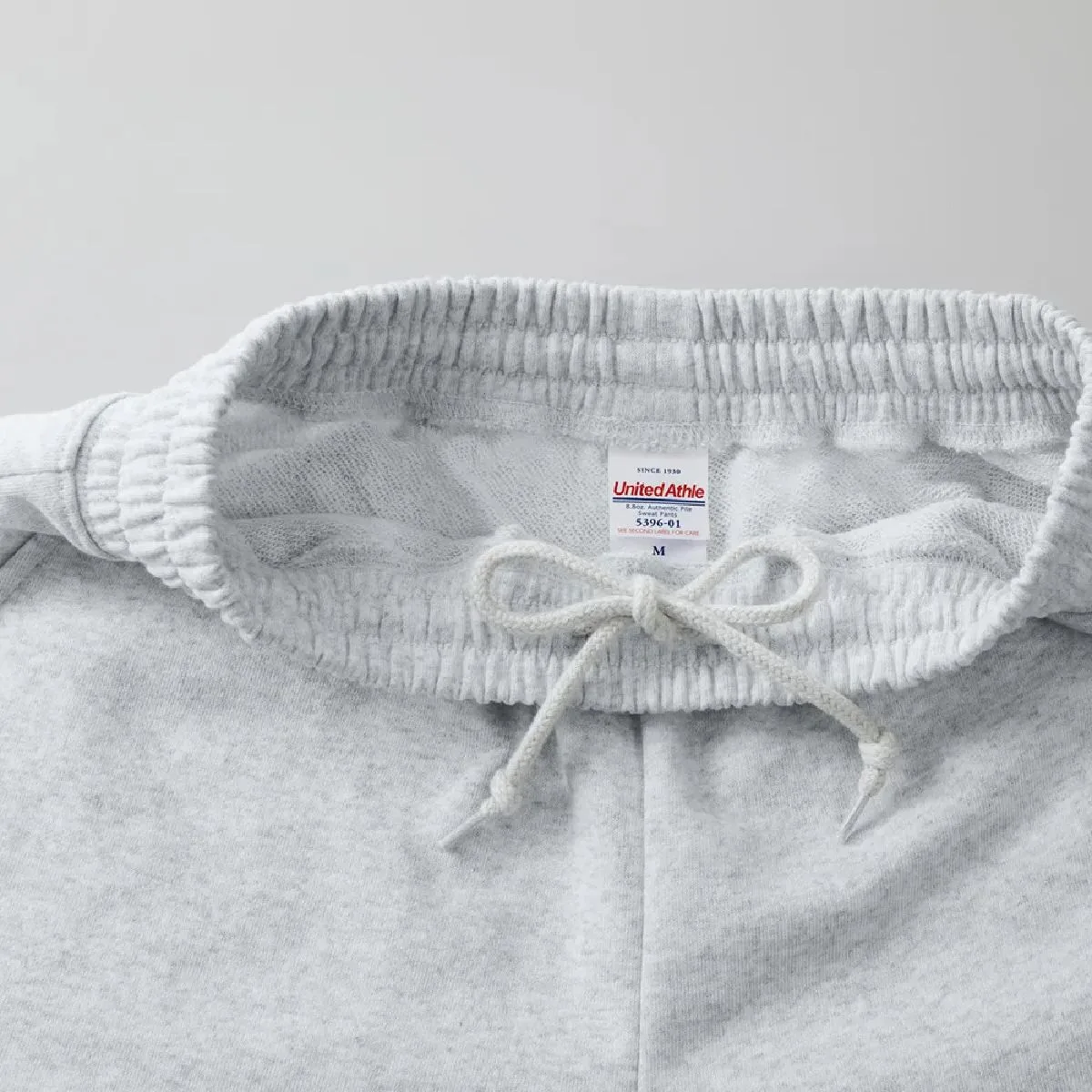 The waist has an adjustable round drawstring (on the inside).