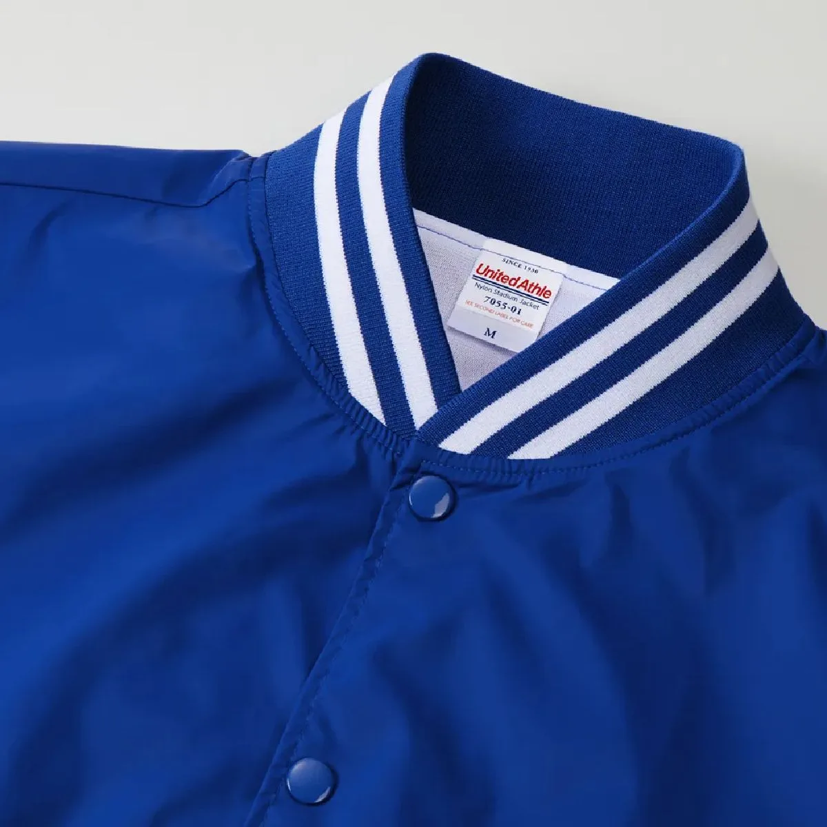 The collar has a ribbed design with a striped pattern.